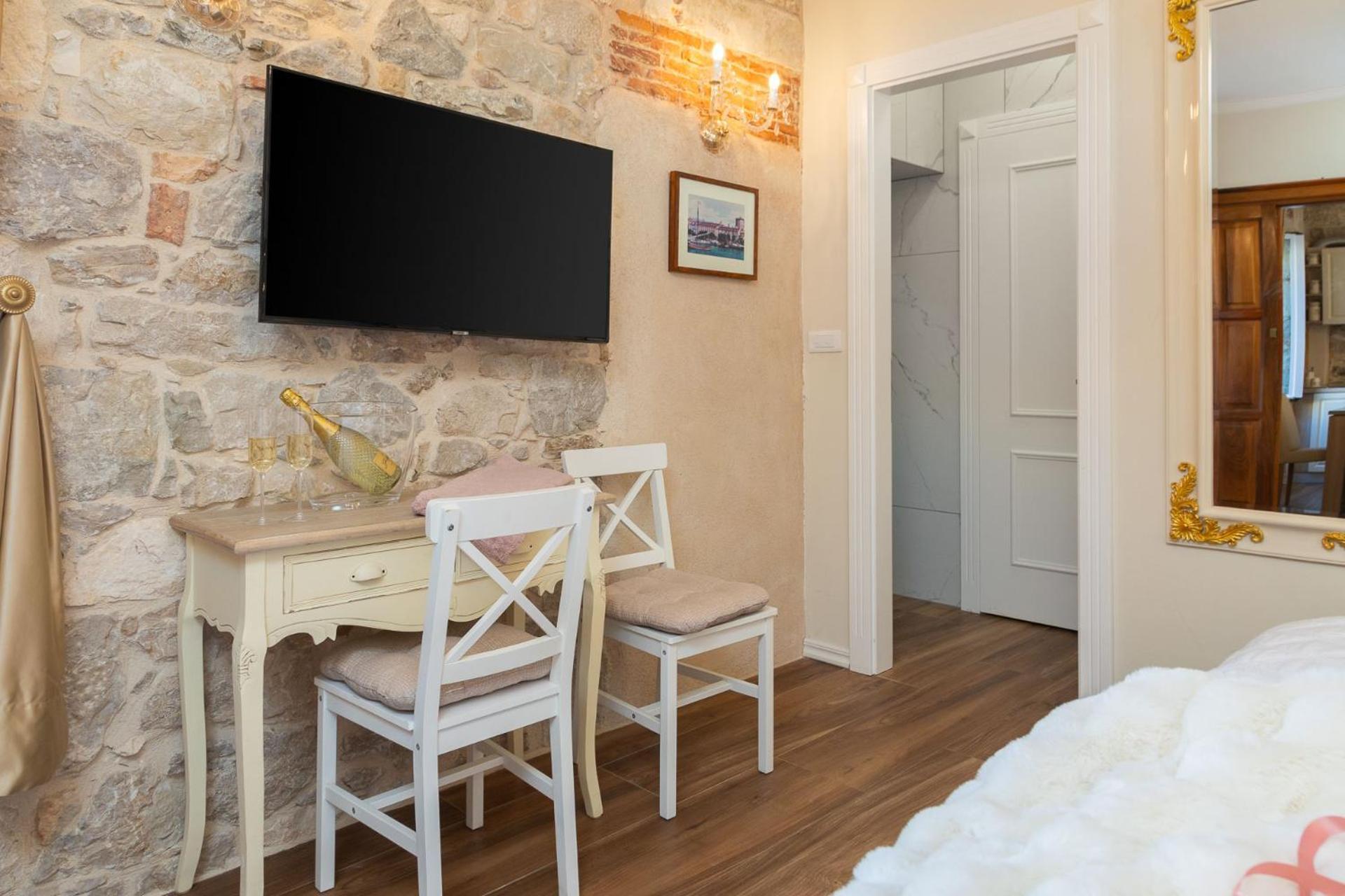 Luxury & - Riva & Sea View In Diocletian Palace Split