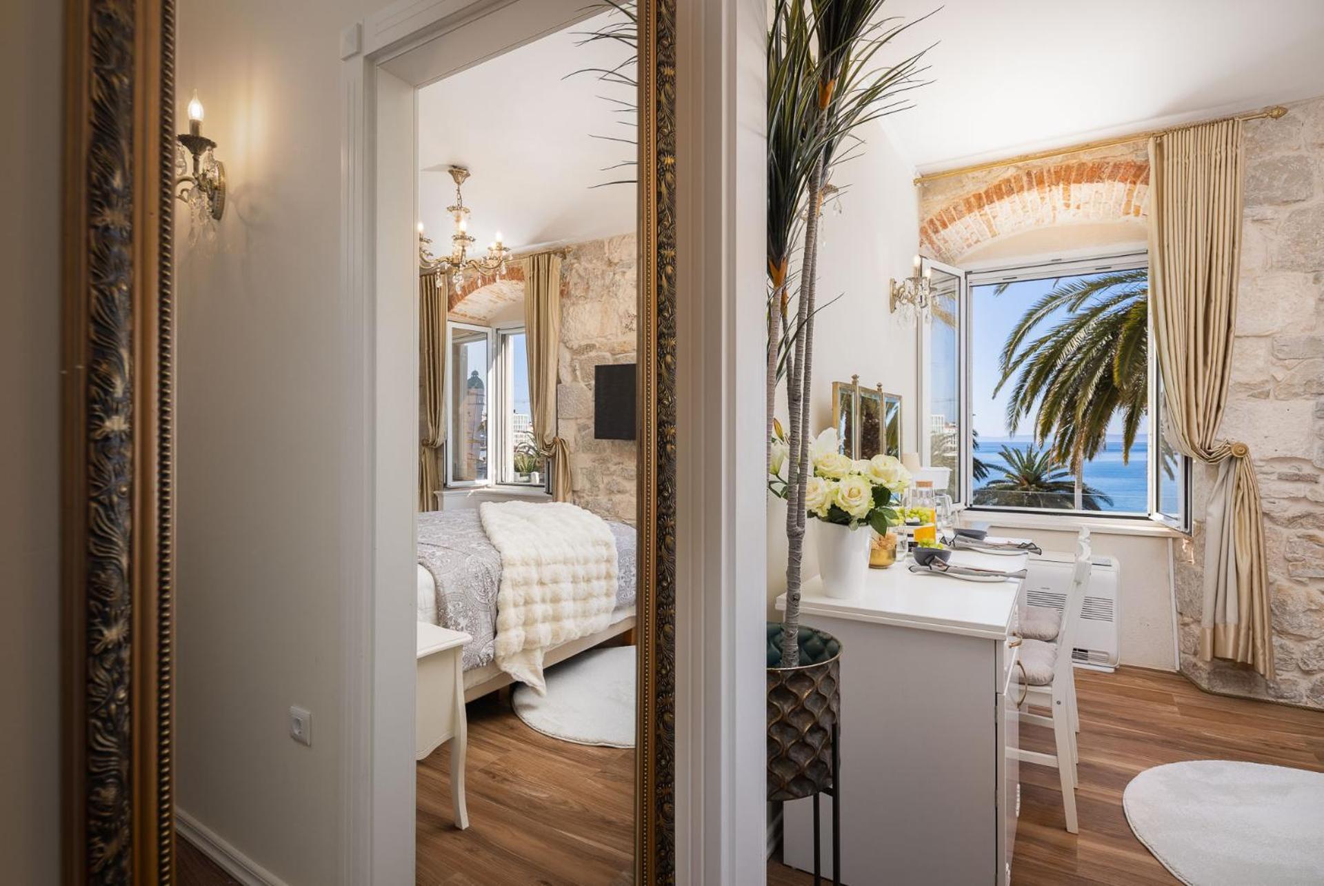 Luxury & - Riva & Sea View In Diocletian Palace Split